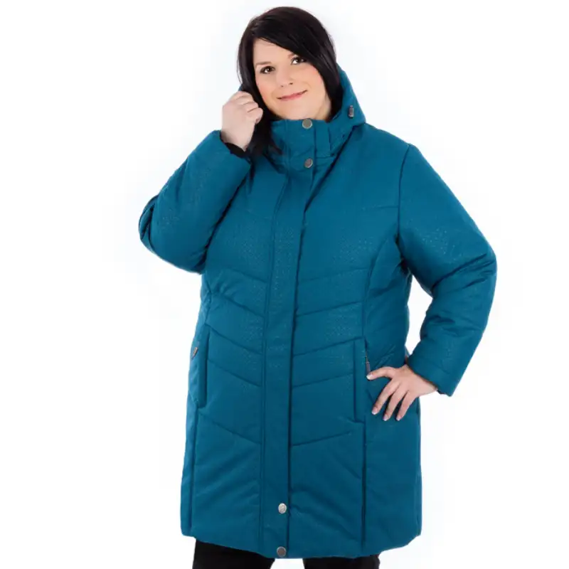Notre modèle porte le manteau d'hiver grande taille, bleu récif, devant-44652O VOGUE