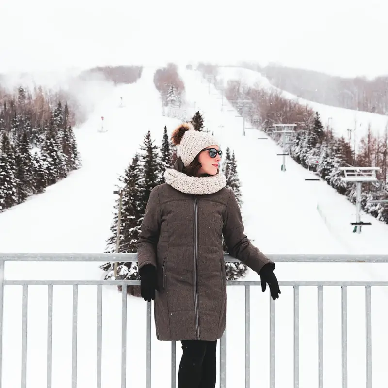 Notre modèle porte le manteau d'hiver pour femme YORKDALE taupe à la station de ski Le Relais-44712