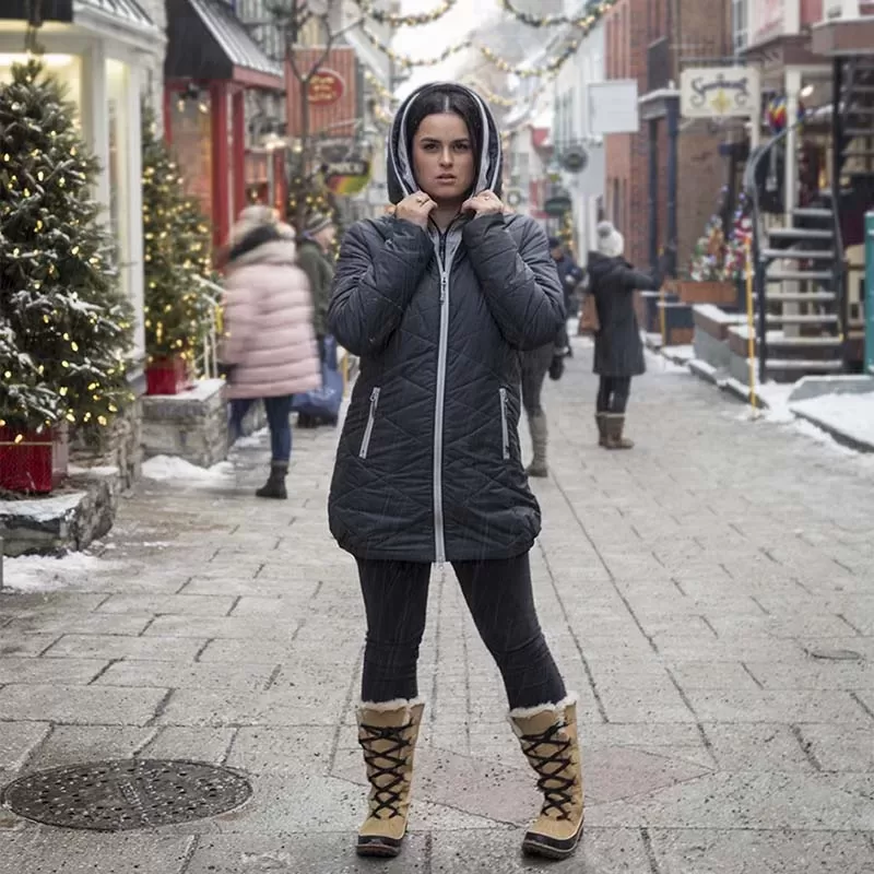 Woman in an alley wearing Alizée’s ZIGZAG winter coat