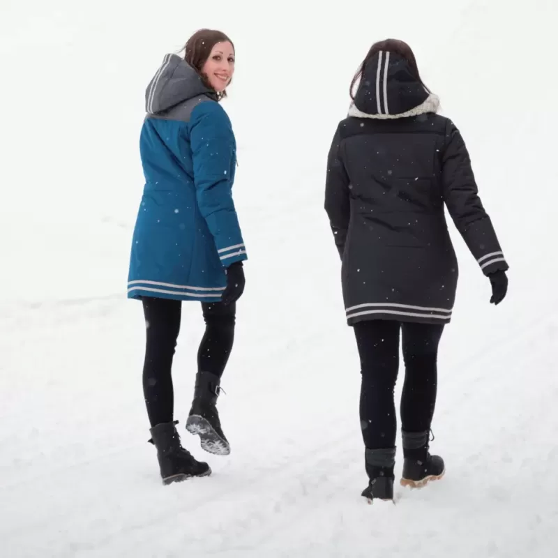 Nos modèles portent le manteau d'hiver UNIVERSITY noir et bleu abysse/gris foncé , vue de dos
