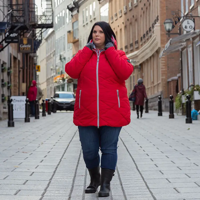 Our model woman wearing the winter jacket ZIGZAG red in downtown Quebec City, 44684O