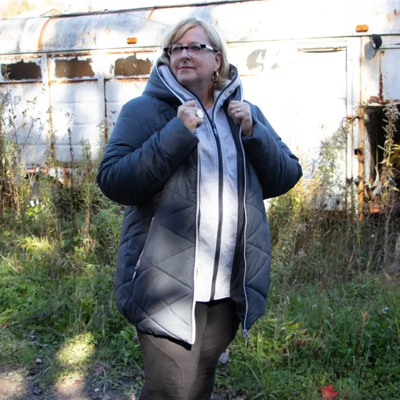 Our model is wearing the winter jacket plus size ZIGZAG charcoal, showing the detail of the front zipper.