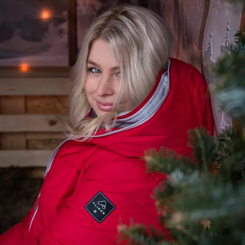 Notre modèle porte le manteau d'hiver grande taille ZIG ZAG, rouge, détail du double capuchon et du logo sur la manche, 44684O