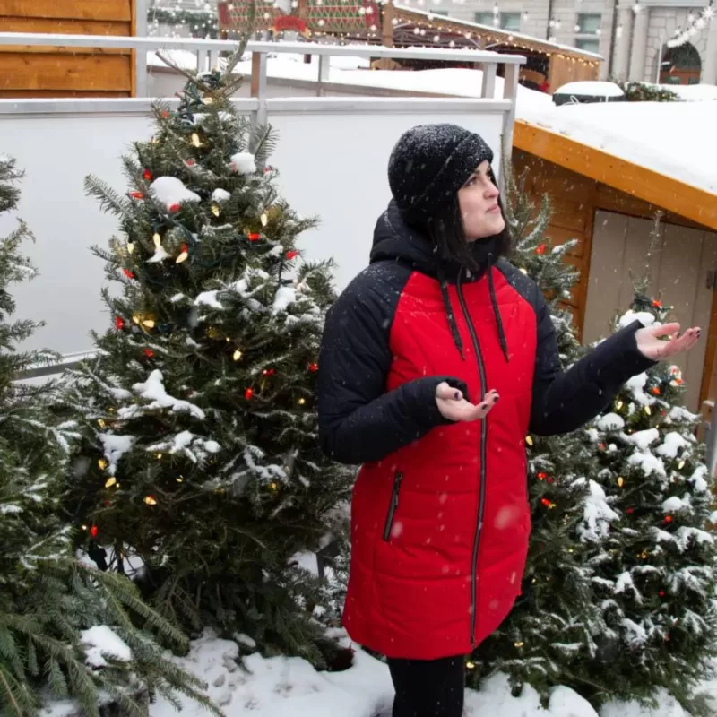 Modele portant le manteau d'hiver SPORTY noir et pékin au Marché Allemand de Noel