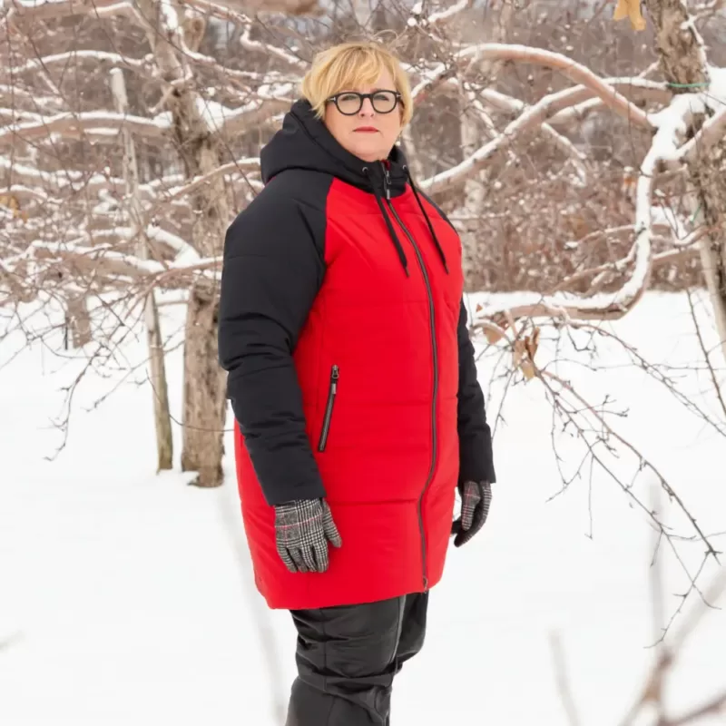 Model wearing winter jacket plus size SPORTY pekin-black profile view posing in the woods