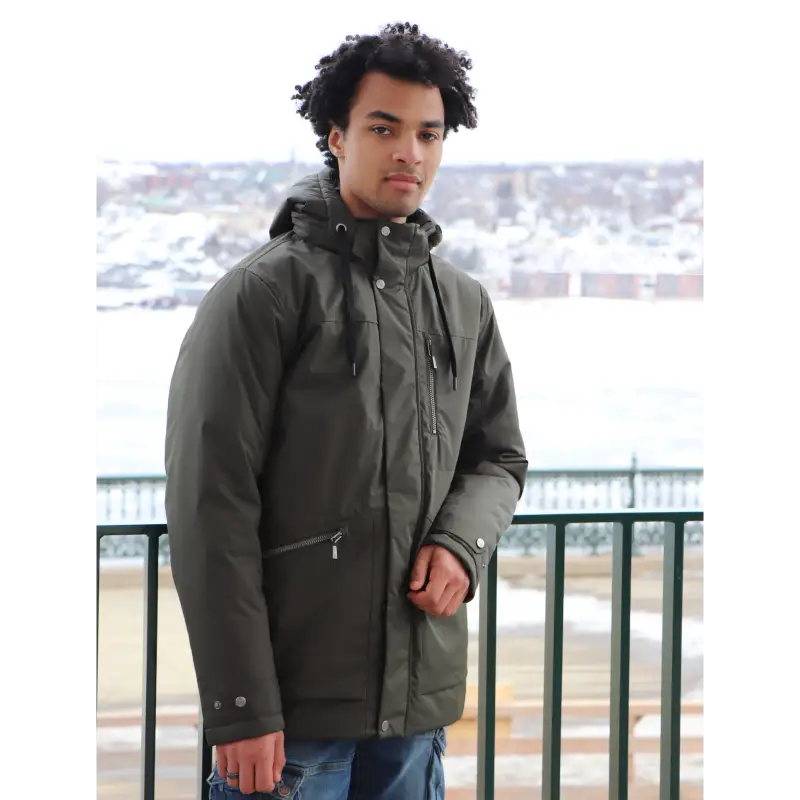 Our model wears the winter jacket PARK algue, on the edge of a ramp overlooking the river.