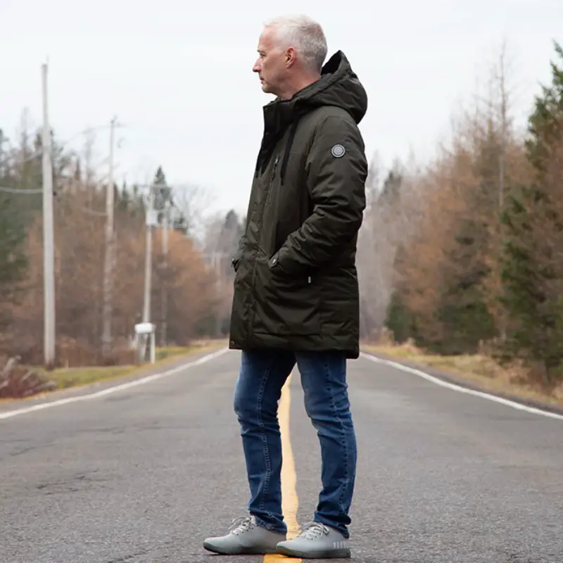 Our model wears the men's winter jacket PARK algae, crossing the road-43707