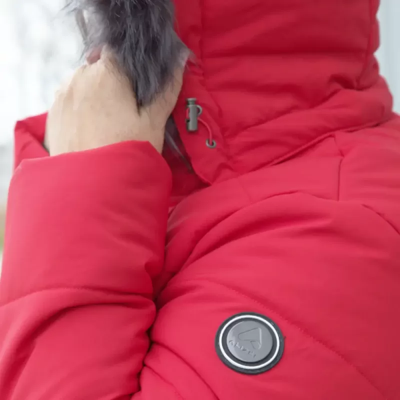 Our model is wearing the winter jacket SPARKLING 2.0, pekin, shoulder and logo ALIZÉE