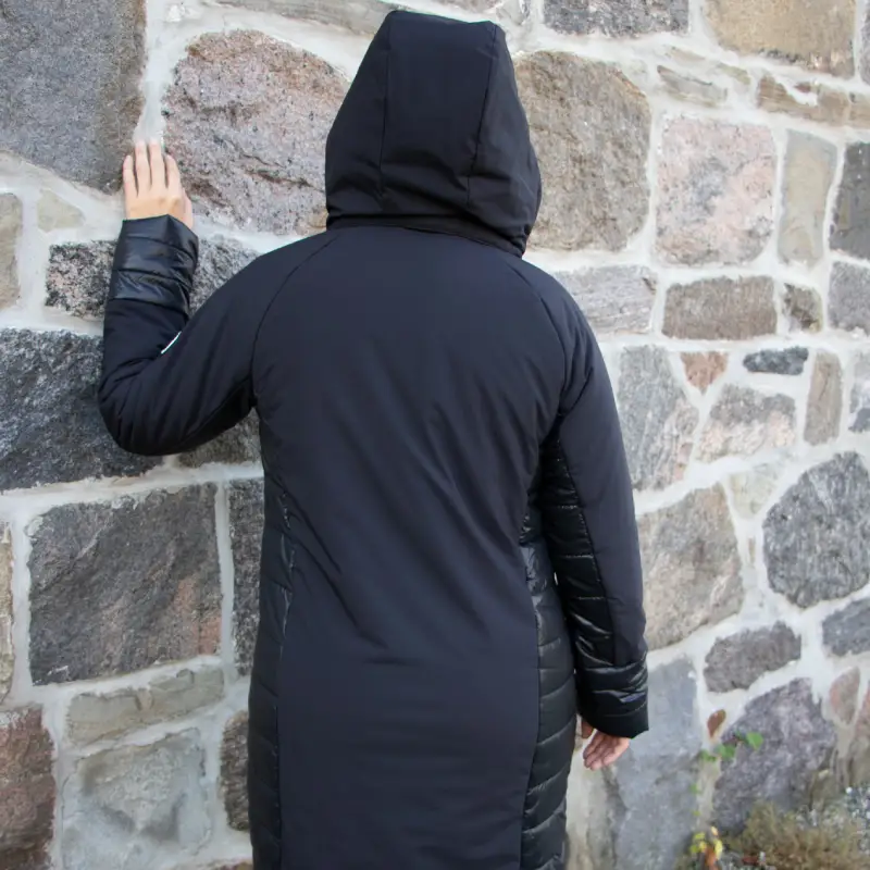 Notre modele porte le manteau d'hiver SIDEKICK noir, vue de dos-44774