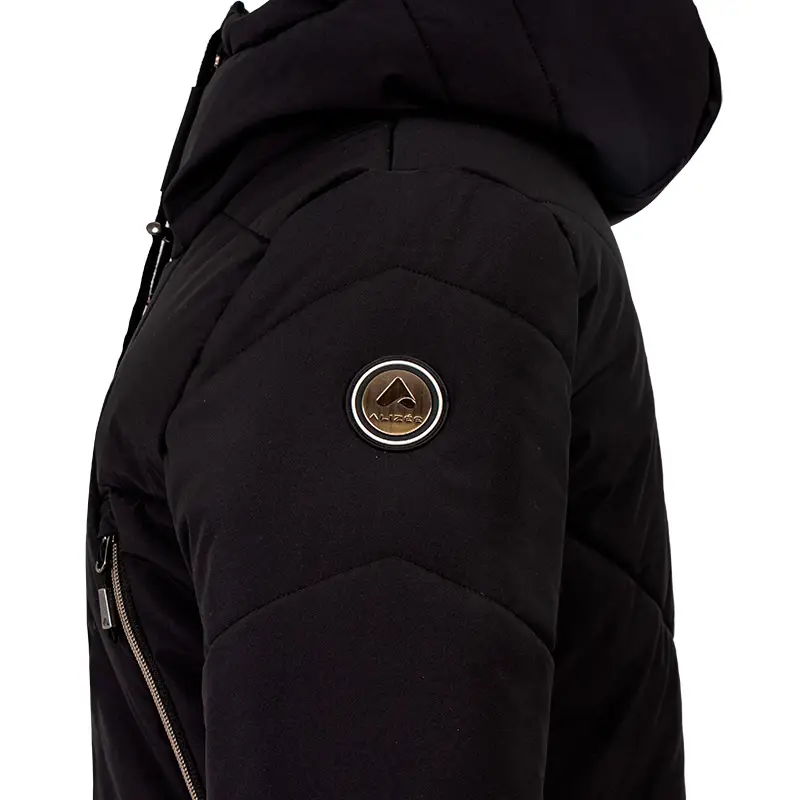 44752-Manteau d'hiver long COSMO, noir, détail de l'emplacement du logo Alizée