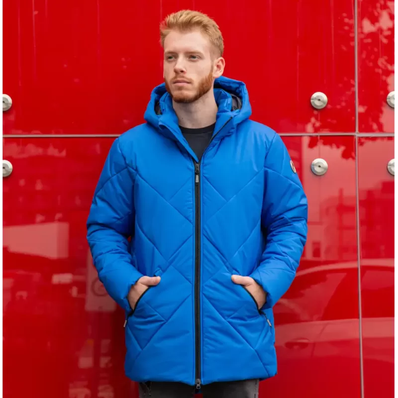 Notre modele porte le manteau d'hiver MOGUL couleur bleu royal, vue devant