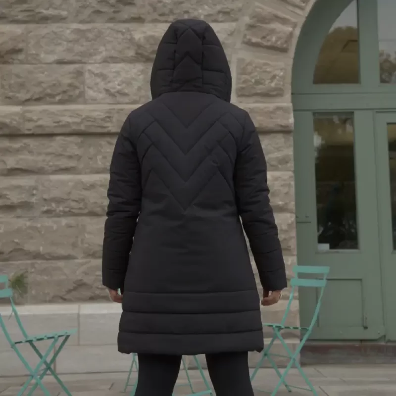 Notre modèle porte le manteau d'hiver isolé ROCKIES couleur noire vue de dos