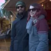 Modèle portant le manteau d'hiver COLLEGIATE gris-cabernet au marché de Noel Allemand