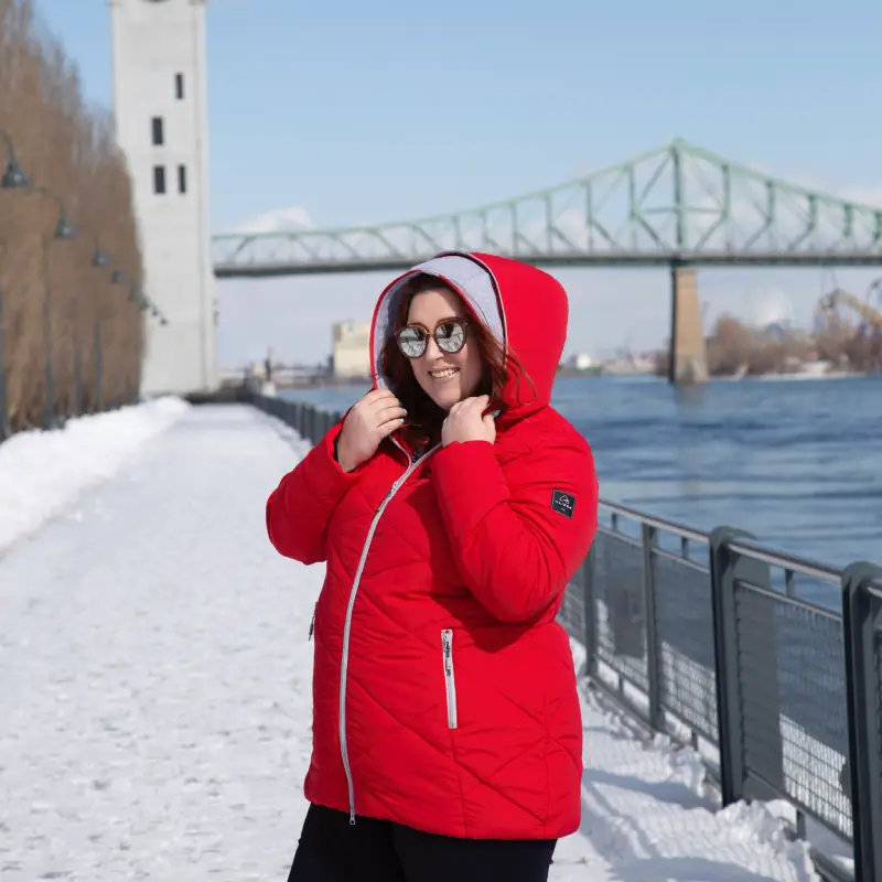 Notre modèle porte le manteau d'hiver grande taille ZIG ZAG rouge sur le bord du fleuve, 44684O