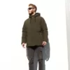 43705-Homme portant le manteau BASE de couleur algue dans une belle journée ensoleillée