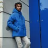 Notre modele porte le manteau d'hiver BASE bleu royal, vue de côté