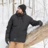 Notre modele porte le manteau d'hiver BASE noir, vue devant