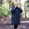 44747O-Notre modèle porte le manteau d'hiver grande taille pour femme SIDEKICK noir en promenade dans les bois