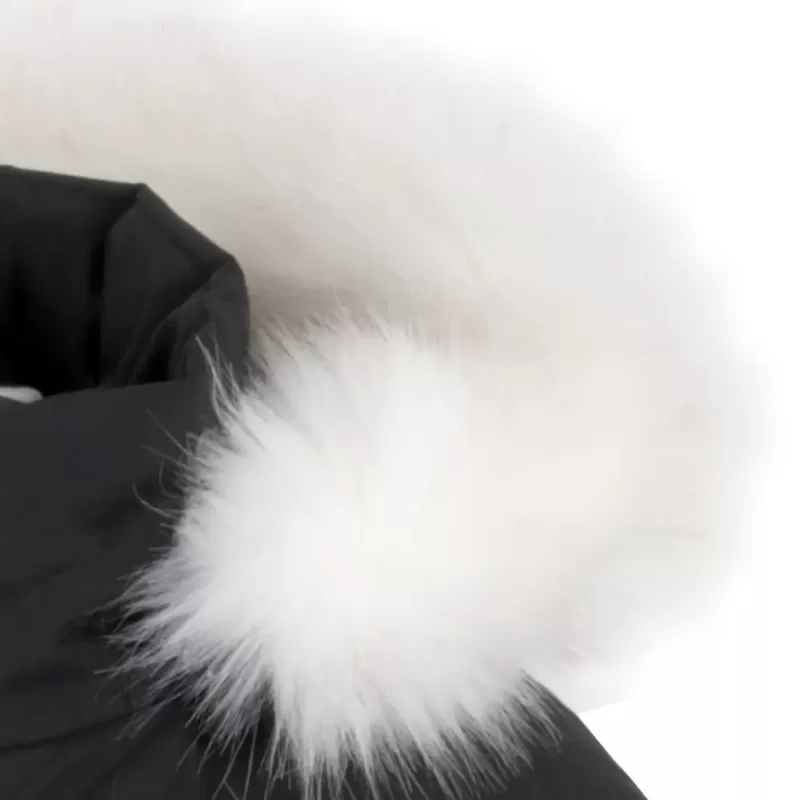 Détail de la fourrure synthétique du manteau d'hiver isolé pour femme NEW LADY-44755