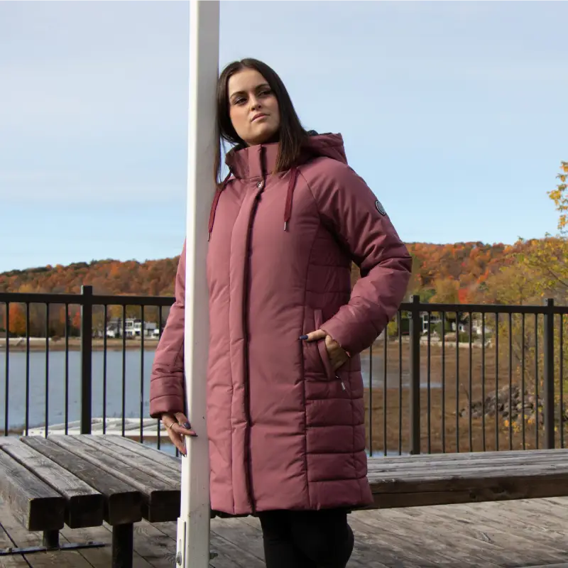 Our model wears the winter jacket SIDEKICK wineberry on the edge of the marina-44747