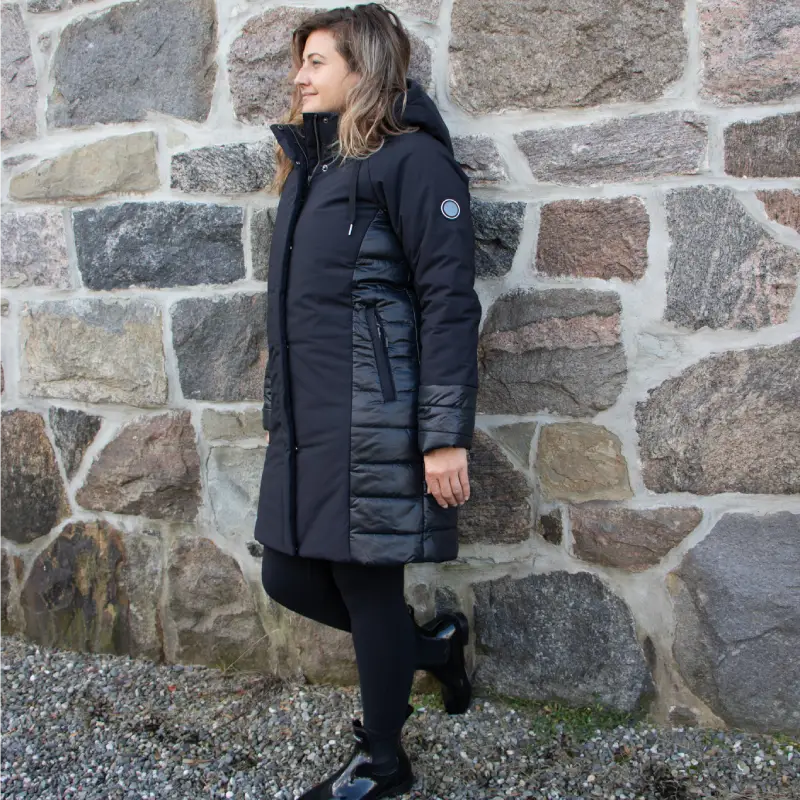 Our model wears the winter jacket SIDEKICK black, side view-44747
