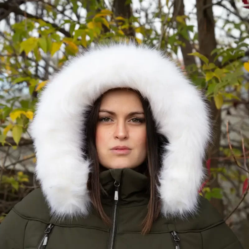 Our model wears the NEW LADY algue insulated winter jacket for women.