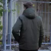 Modèle portant le manteau ZONE algue de dos - 43720