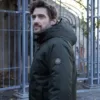 Modèle portant le manteau ZONE algue de cote - 43720
