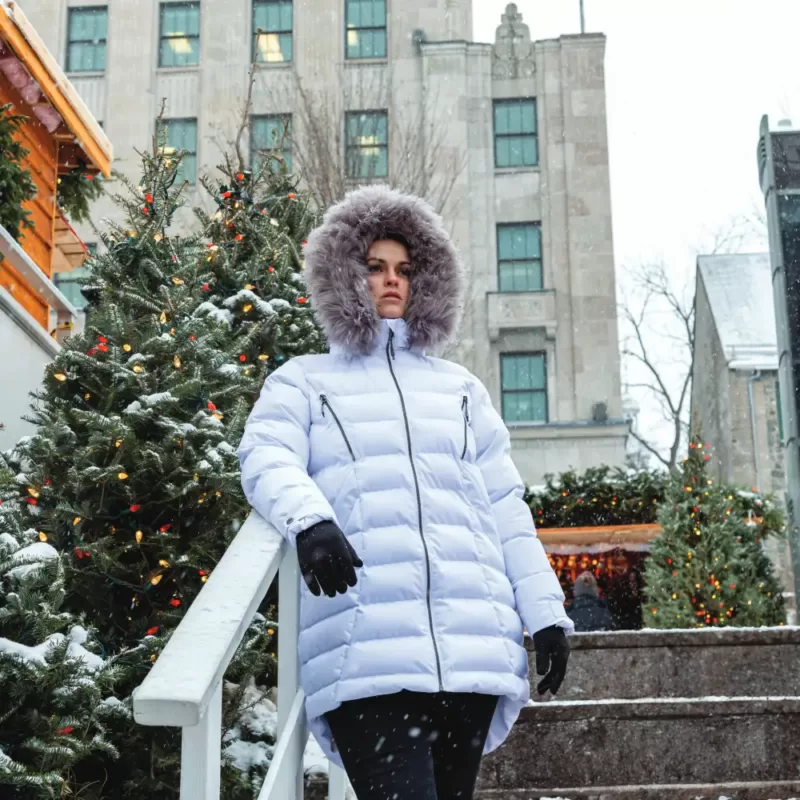 Notre modele porte le manteau d'hiver ELEMENT vue devant-44758, blanc au marché de Noel Allemand