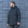 Notre modele porte le manteau d'hiver ZONE, noir, vue devant
