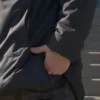 Notre modele porte le manteau d'hiver ZONE, noir, vue ouverture avec fermoir aux latérales