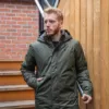 Modèle portant le manteau ZONE algue de face - 43720
